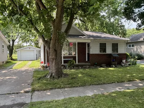 Exterior - 305 E 4th St, Gridley, IL 61744 photo 2 of 10