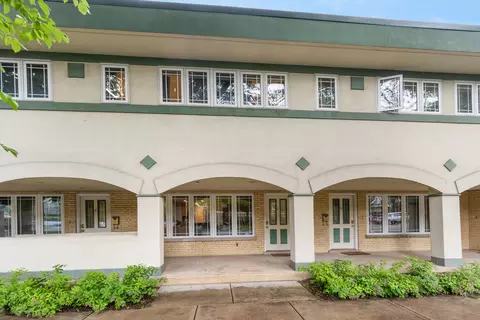 245 S Oak Park Ave #C, Oak Park, IL 60302