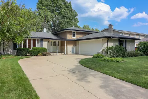 7721 Queens Ct, Downers Grove, IL 60516