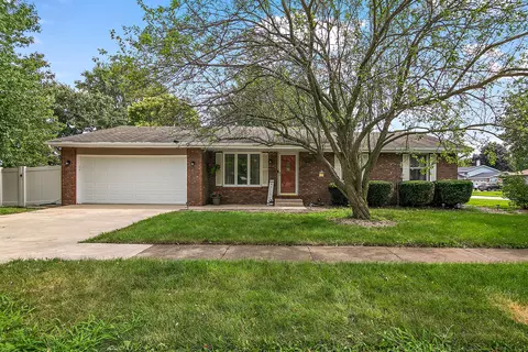 1450 Falcon Dr, Bradley, IL 60915