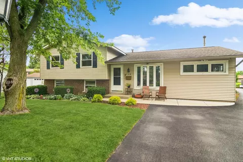 158 E Heatherlea Dr, Palatine, IL 60067