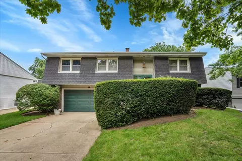 13 Redwood Trl, Wheeling, IL 60090