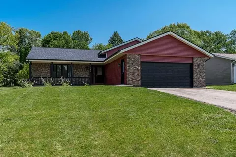 105 Candlewick Dr, Poplar Grove, IL 61065
