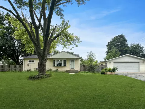 1 Hawthorne Rd, Lake In The Hills, IL 60156
