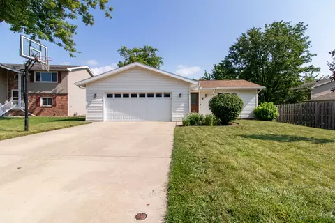2 Ivey Ct, Bloomington, IL 61701