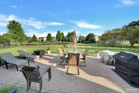 Exterior - 5 Quayside Ct, Algonquin, IL 60102 photo 2 of 5