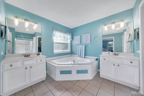 Bath - 5 Quayside Ct, Algonquin, IL 60102 photo 3 of 6