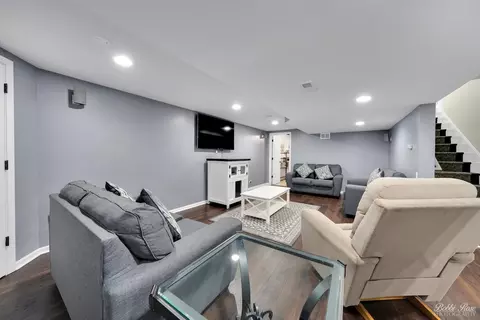 Living - 5 Quayside Ct, Algonquin, IL 60102 photo 2 of 2
