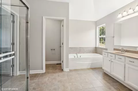 Bath - 1489 Fox Path Ln, Hoffman Estates, IL 60192 photo 1 of 3