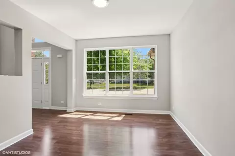 Living - 1489 Fox Path Ln, Hoffman Estates, IL 60192 photo 3 of 7