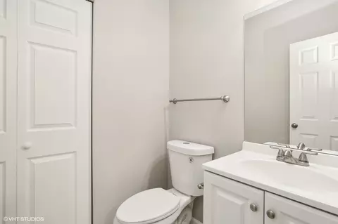 Bath - 1489 Fox Path Ln, Hoffman Estates, IL 60192 photo 3 of 3