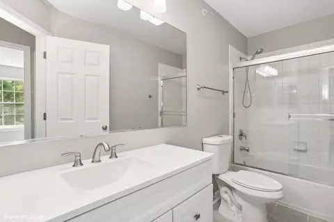 Bath - 1489 Fox Path Ln, Hoffman Estates, IL 60192 photo 2 of 3