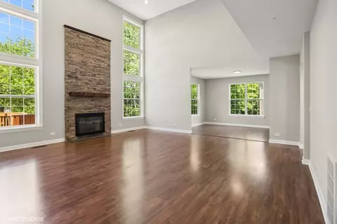 Living - 1489 Fox Path Ln, Hoffman Estates, IL 60192 photo 4 of 7