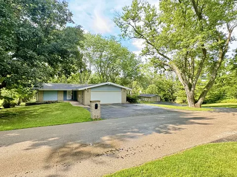 1346 Long St, Dixon, IL 61021 photo 2