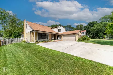 525 Ticonderoga Ln, Naperville, IL 60563