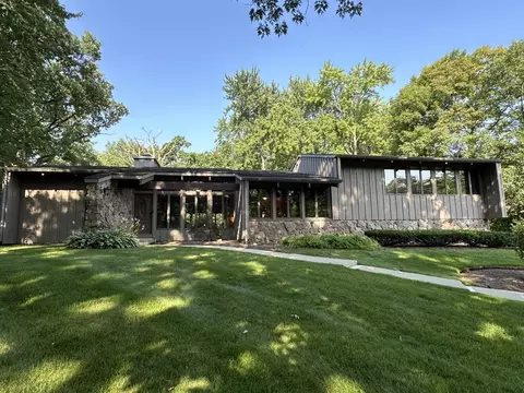 29 Bruce Cir N, Hawthorn Woods, IL 60047