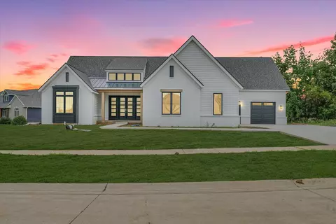 2116 Slade Ln, Mahomet, IL 61853