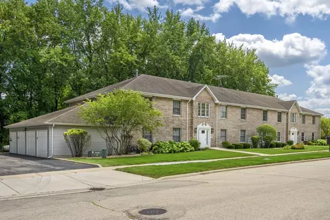 325 N Airlite St #D, Elgin, IL 60123