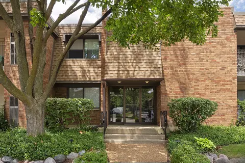 130 Old Oak Dr #140, Buffalo Grove, IL 60089