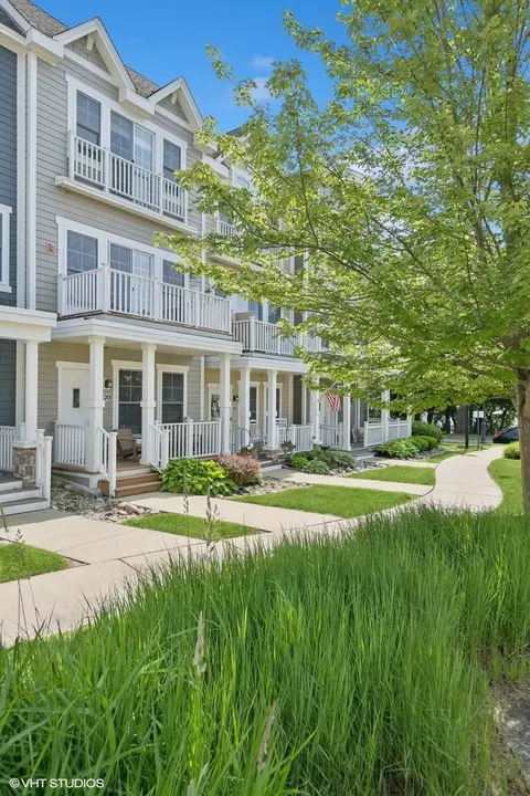 20 Lake View Rd, Lake Zurich, IL 60047