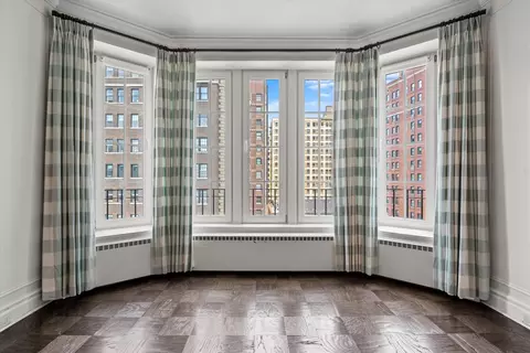 Living - 421 W Melrose St #8A, Chicago, IL 60657 photo 2 of 3