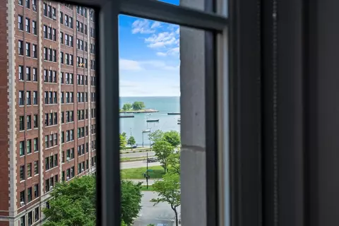 View/Area - 421 W Melrose St #8A, Chicago, IL 60657 photo 1 of 6