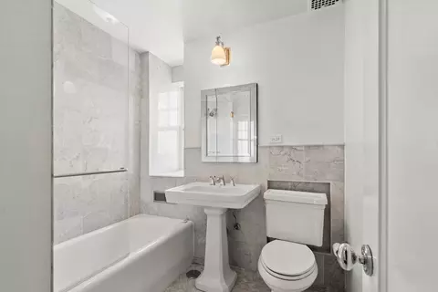 Bath - 421 W Melrose St #8A, Chicago, IL 60657 photo 2 of 2