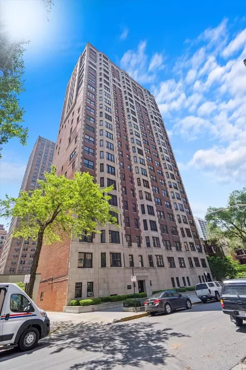 421 W Melrose St #8A, Chicago, IL 60657
