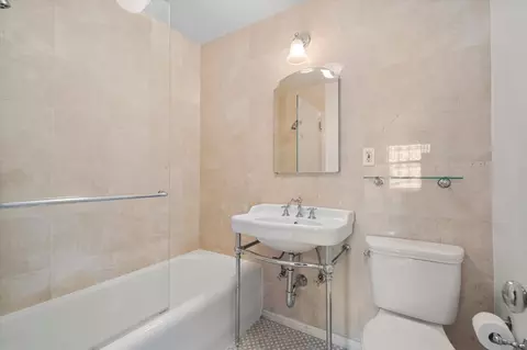 Bath - 421 W Melrose St #8A, Chicago, IL 60657 photo 1 of 2