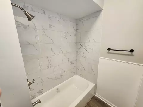 Bath - 536 Raymond St, Elgin, IL 60120 photo 1 of 2