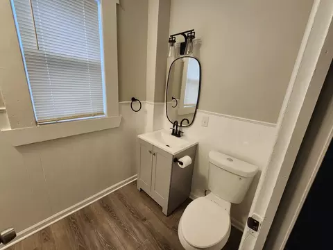 Bath - 536 Raymond St, Elgin, IL 60120 photo 2 of 2