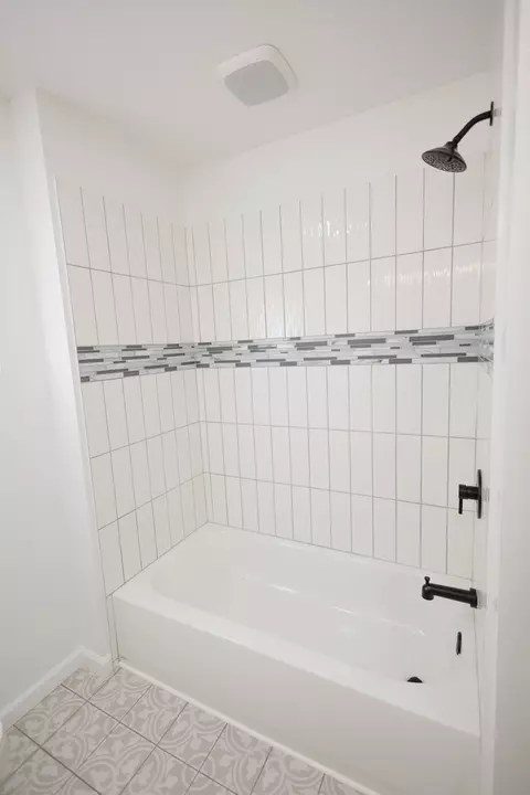 Bath - 708 Webster Cir W, Kankakee, IL 60901 photo 2 of 3