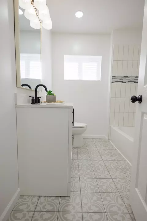 Bath - 708 Webster Cir W, Kankakee, IL 60901 photo 3 of 3