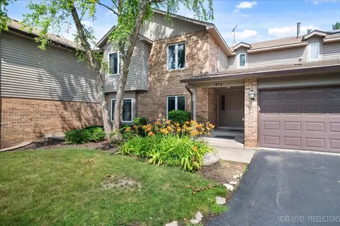 972 West Ct #A, Naperville, IL 60563
