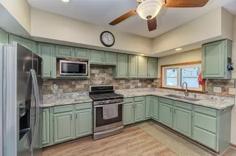Kitchen - 417 State St, Batavia, IL 60510 photo 2 of 4