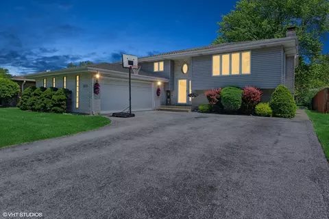 Exterior - 18513 Willow Ln, Lansing, IL 60438 photo 2 of 4