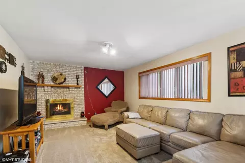 Living - 18513 Willow Ln, Lansing, IL 60438 photo 2 of 3