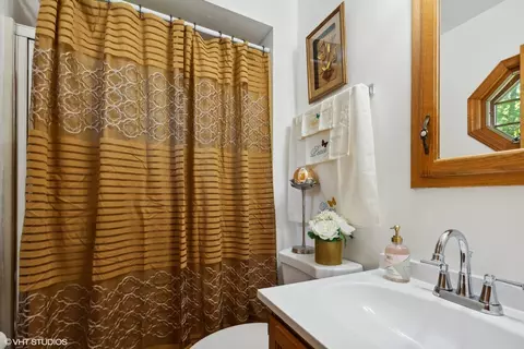 Bath - 18513 Willow Ln, Lansing, IL 60438 photo 1 of 2