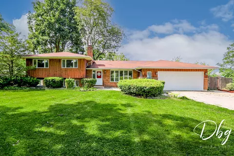 104 Walden Ln, Lake Villa, IL 60046