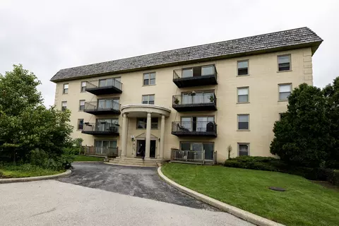 9601 Golf Rd #304, Des Plaines, IL 60016