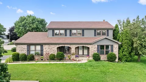 160 Farmgate Dr, Schaumburg, IL 60193