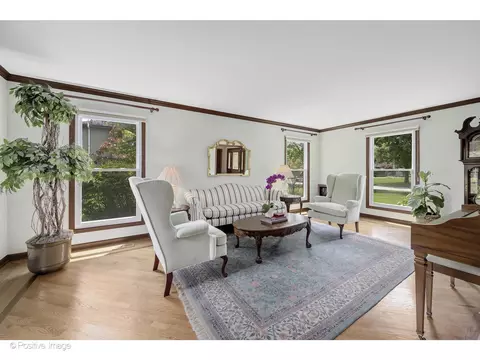 Living - 1413 Tomlin Dr, Burr Ridge, IL 60527 photo 2 of 4