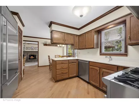 Kitchen - 1413 Tomlin Dr, Burr Ridge, IL 60527 photo 2 of 5