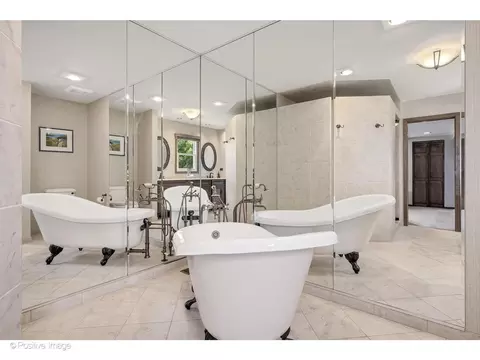 Bath - 1413 Tomlin Dr, Burr Ridge, IL 60527 photo 3 of 5