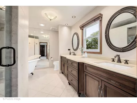 Bath - 1413 Tomlin Dr, Burr Ridge, IL 60527 photo 2 of 5