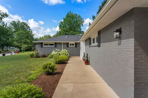 1408 Maplecrest Dr, Champaign, IL 61821 photo 5