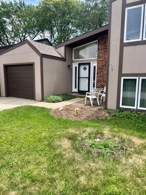 1021 Park Crest Dr, Darien, IL 60561