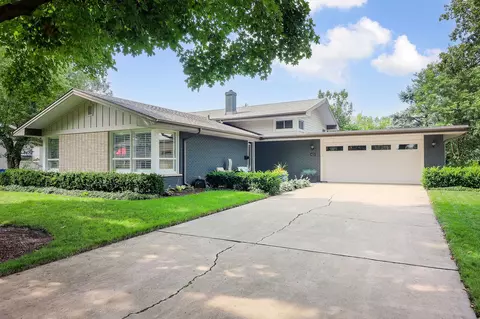 425 Buckeye Dr, Naperville, IL 60540