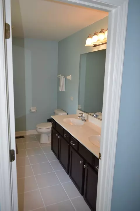 Bath - 2501 Ventura Dr, Plainfield, IL 60586 photo 1 of 1