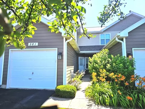 561 Woodhaven Dr, Mundelein, IL 60060